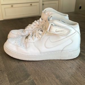 Nike Air Force 1 high top excellent used condition. Mens sz 10. Very clean.